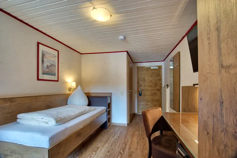 Einzelzimmer im Hotel, Blick von Eingangstüre