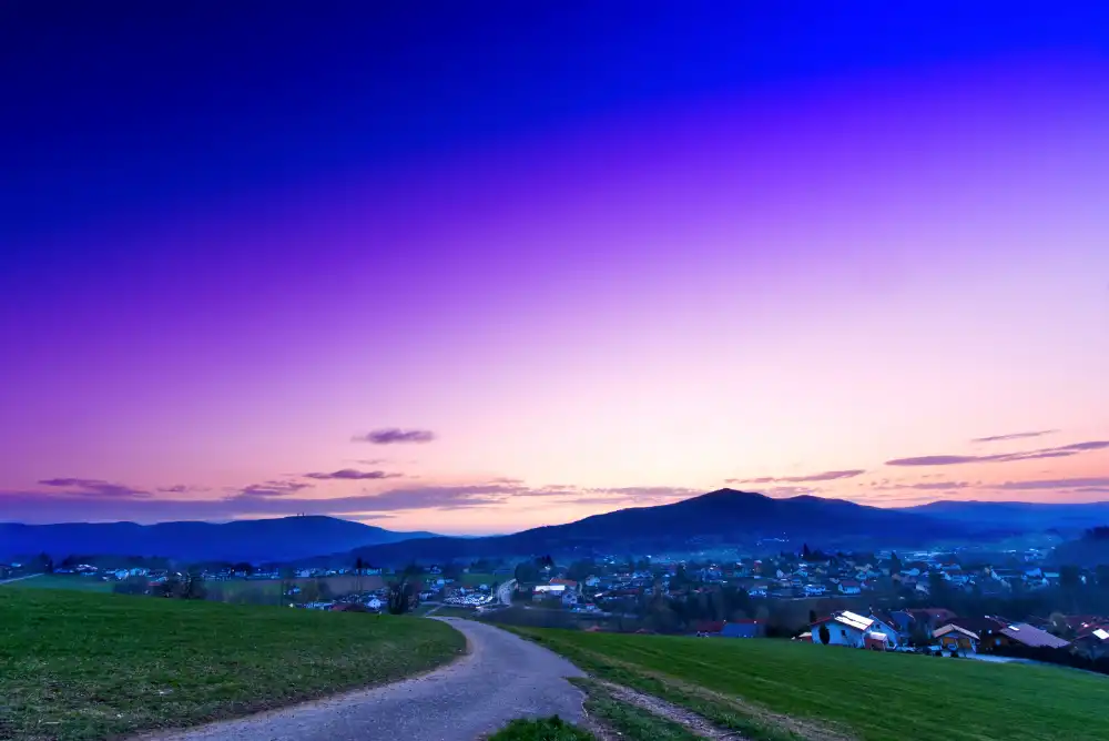Blick von Kötzting aus zum Sonnenaufgang hinter dem Kaitersberg