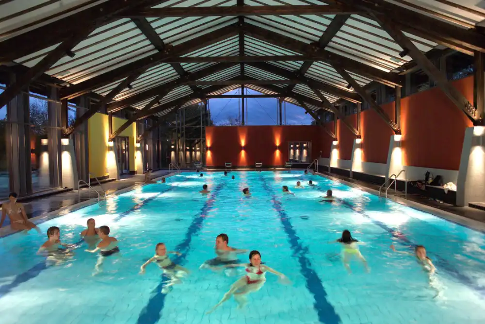 Das große Schwimmerbecken im Aqacur bietet vielen Gästen platz
