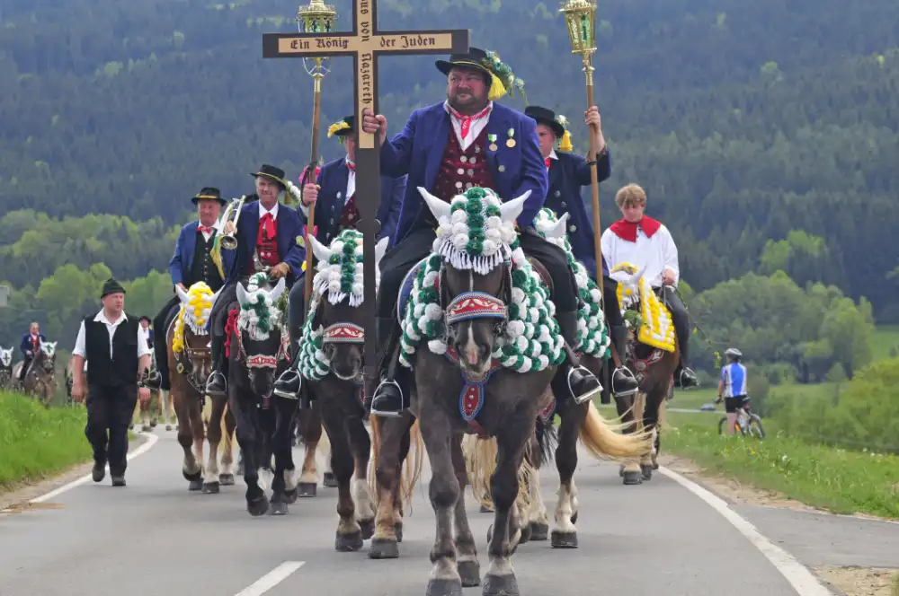 Pfingstreiter reiten aus Bad Kötzting